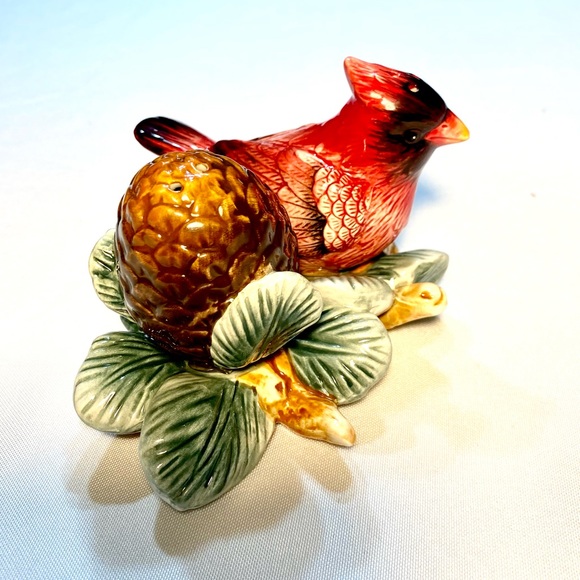 Ceramic Cardinal Bird and Acorn Salt and Pepper Shakers Set with base CR - Picture 4 of 13